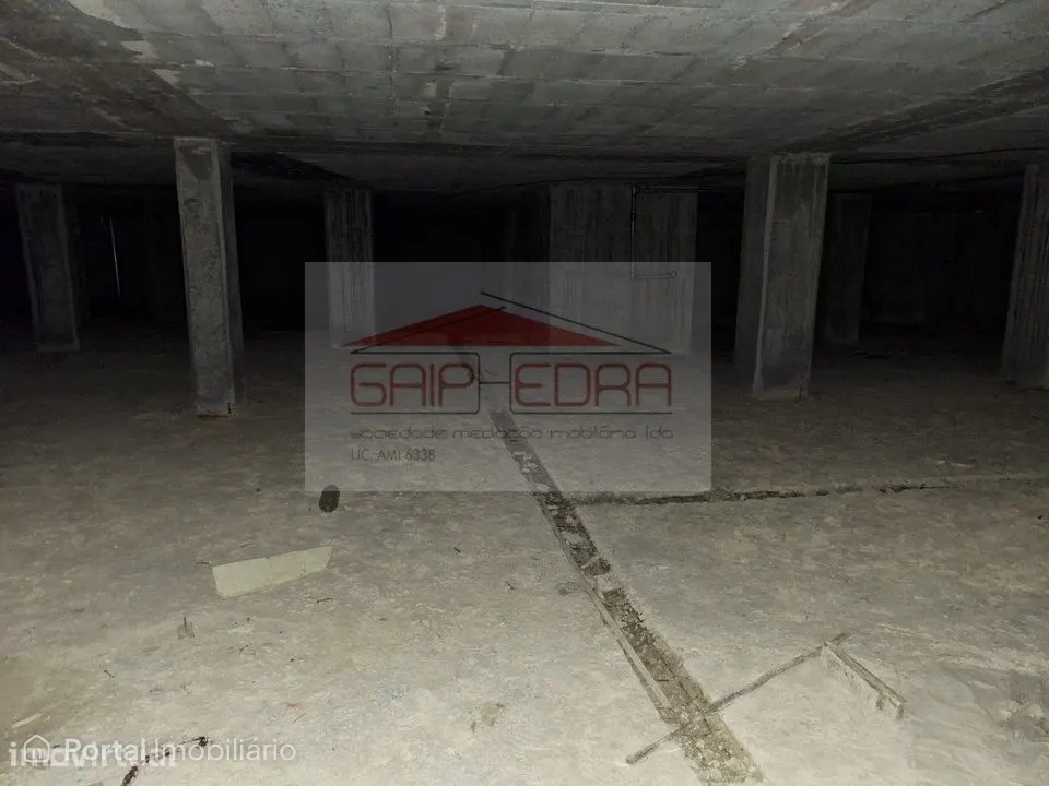 Totalidade da cave de prédio no centro Oliveira Azeméis