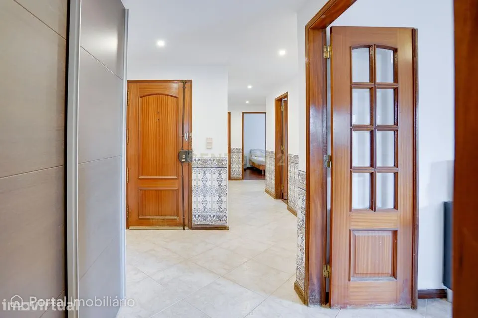 T2 com Garagem na Costa da Caparica – Conforto, Espaço e Excelente Loc