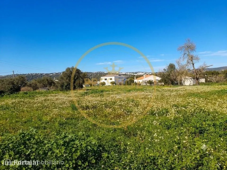 Terreno vedado, totalmente plano proximo do Triangulo Dourado com agu