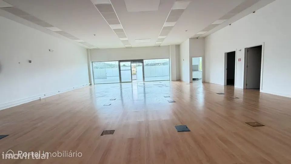 Shop for rent in Santa Maria, São Pedro e Matacães