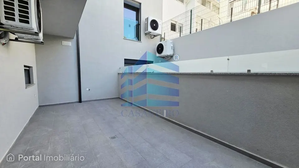Apartamento T2 com Terraço no centro de Esgueira