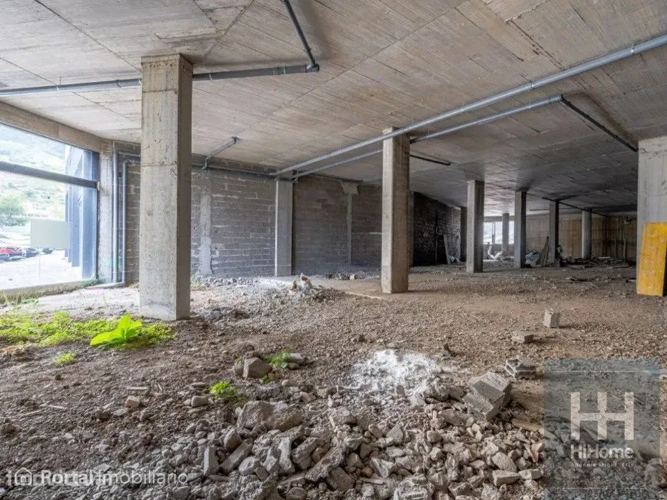 Espaço comercial com 695 m2 | Machico