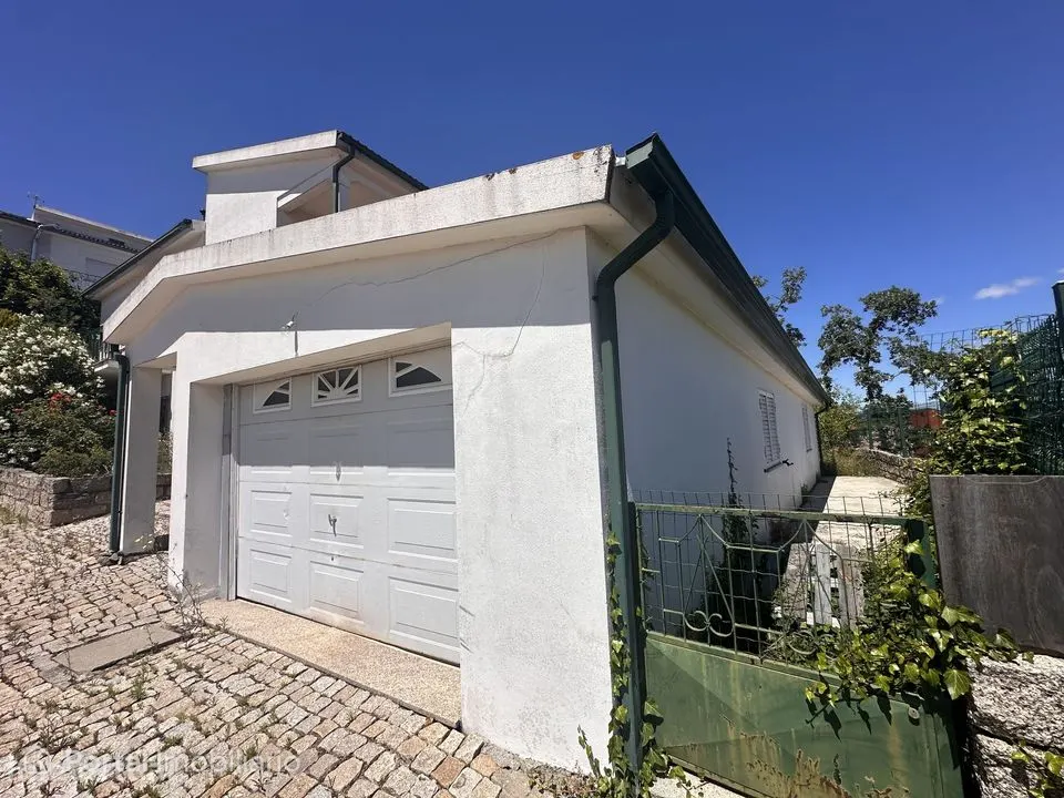 Moradia T4 com jardim e garagem em Sernancelhe
