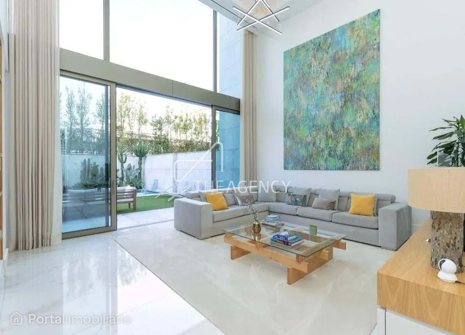 Esta elegante moradia contemporânea está inserida no exclusivo Legacy Cascais