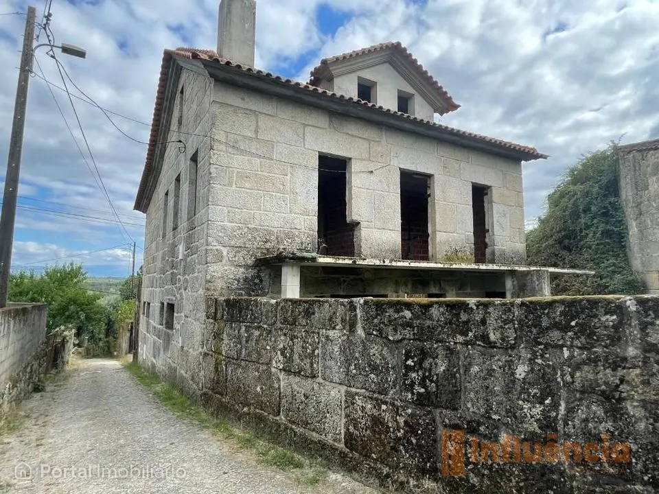 Moradia em construção, com dois pisos e sótão, de tipologia T3+1