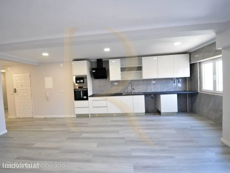 Apartamento T4 remodelado com varanda na Cruz de Pau