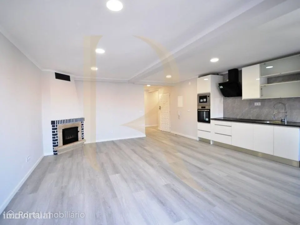 Apartamento T4 remodelado com varanda na Cruz de Pau