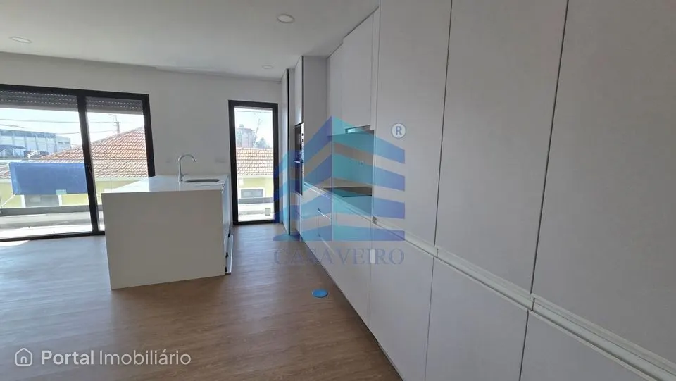 Apartamento T3 com Varandas no centro de Esgueira