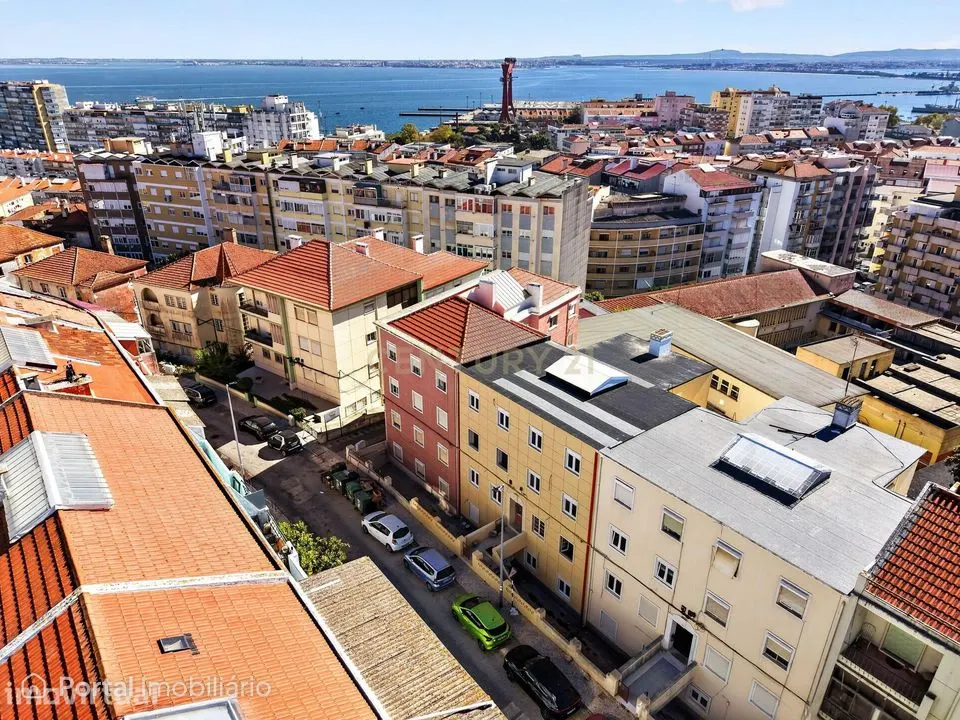 Apartamento T2+1 remodelado em Almada