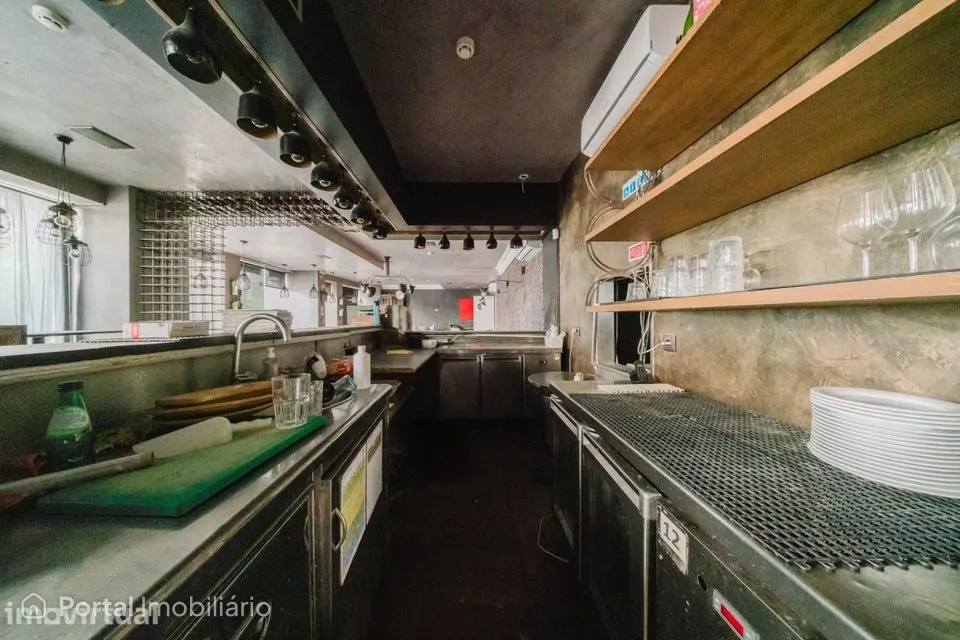 Espaço Comercial com Esplanada & Cozinha Equipada | 170m2 | Lumiar