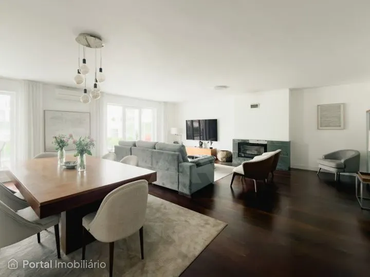 Apartamento T5 situado numa das zonas mais discretas e prestigiadas do concelho de Cascais