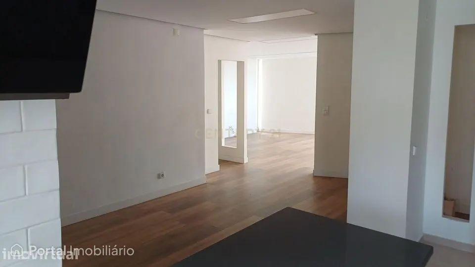 Apartamento T4 remodelado e com varandas frente ao Spacio Shopping dos
