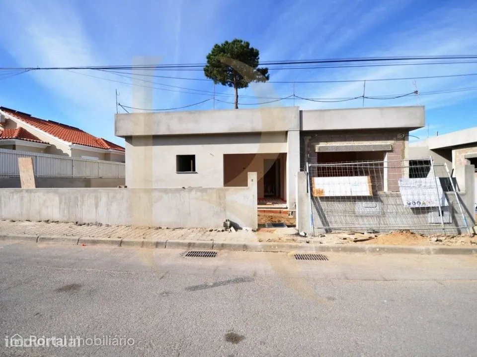 Moradia isolada térrea T3 com piscina e garagem em Azeitão