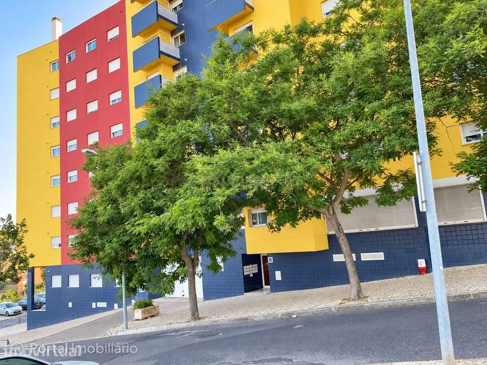 Apartamento T3 no Beato, com garagem e arrecadação