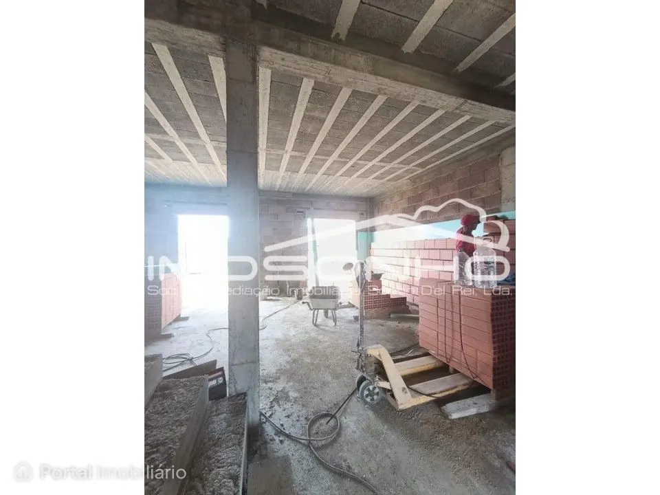 Moradia T4, geminada pela garagem