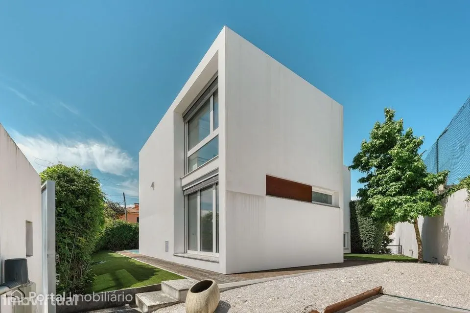 Moradia T4 com Piscina e Jardim — Carcavelos
