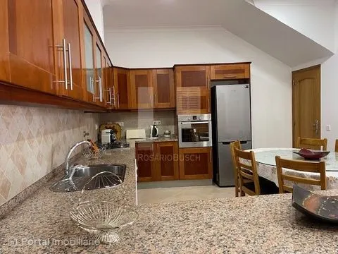 Elegante moradia com 4 quartos