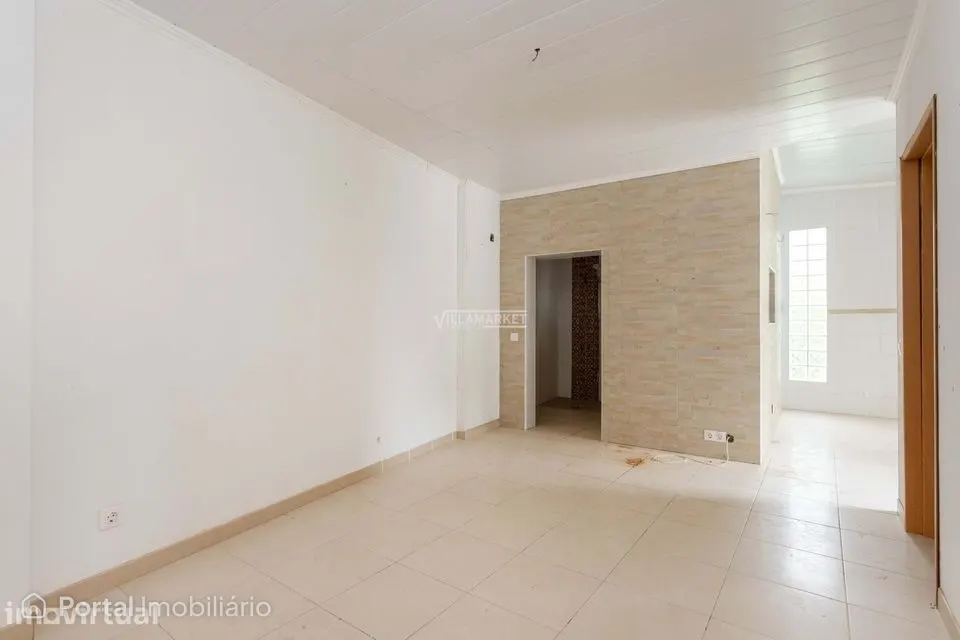 Moradia V5 inserida no rés do chão de uma moradia bifamiliar situada e
