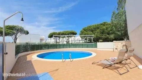 Moradia V3 + 2 em Banda inserida em condomínio com piscina e garagem s