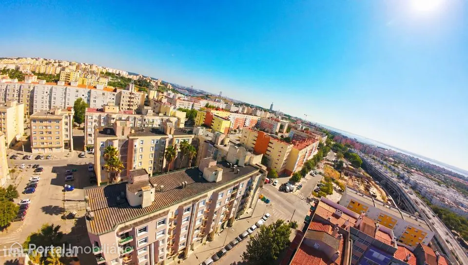 Apartamento T3 duplex com excelente distribuição de espaços, localizad