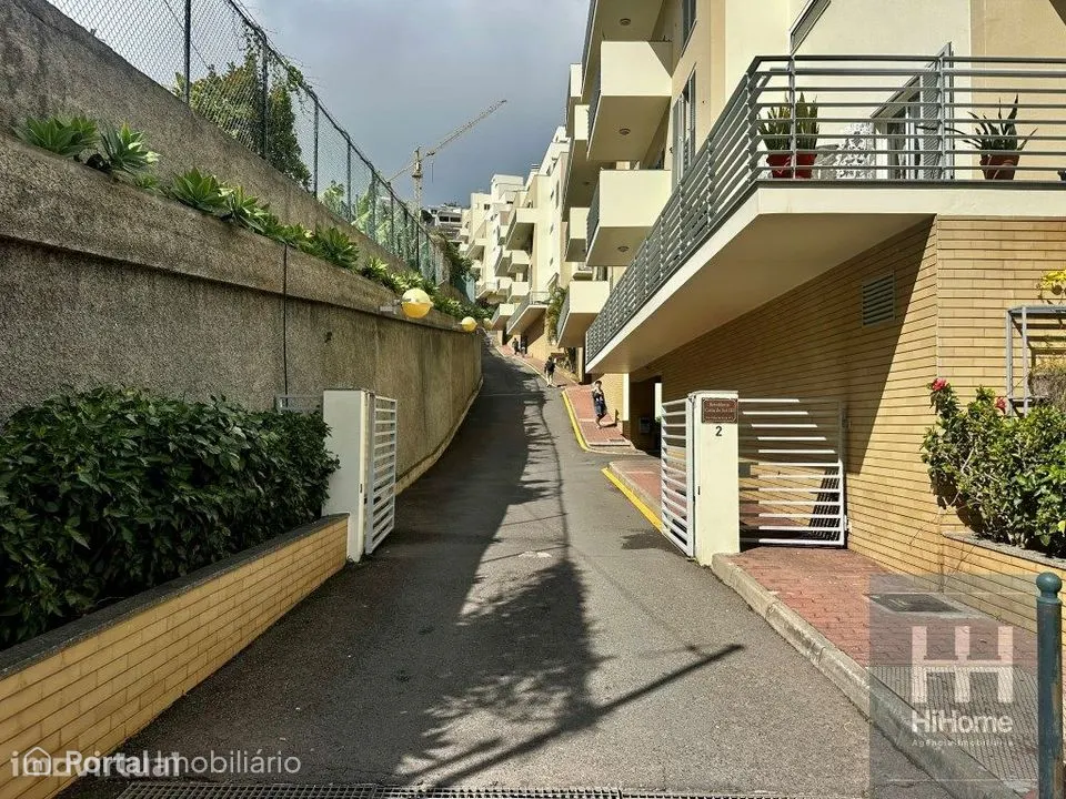 Estacionamento coberto no Edifício Costa Sol na Ajuda