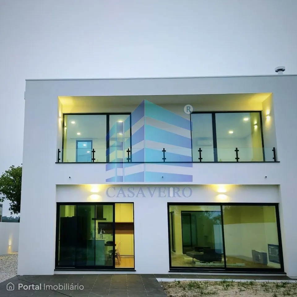 Moradia T4 Geminada em Santa Joana