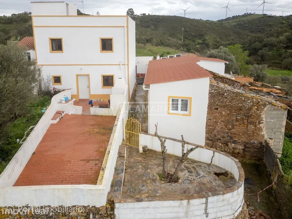 Edifício térreo composto por 3 moradias, 1 T1 e 2 T0 situado no centr