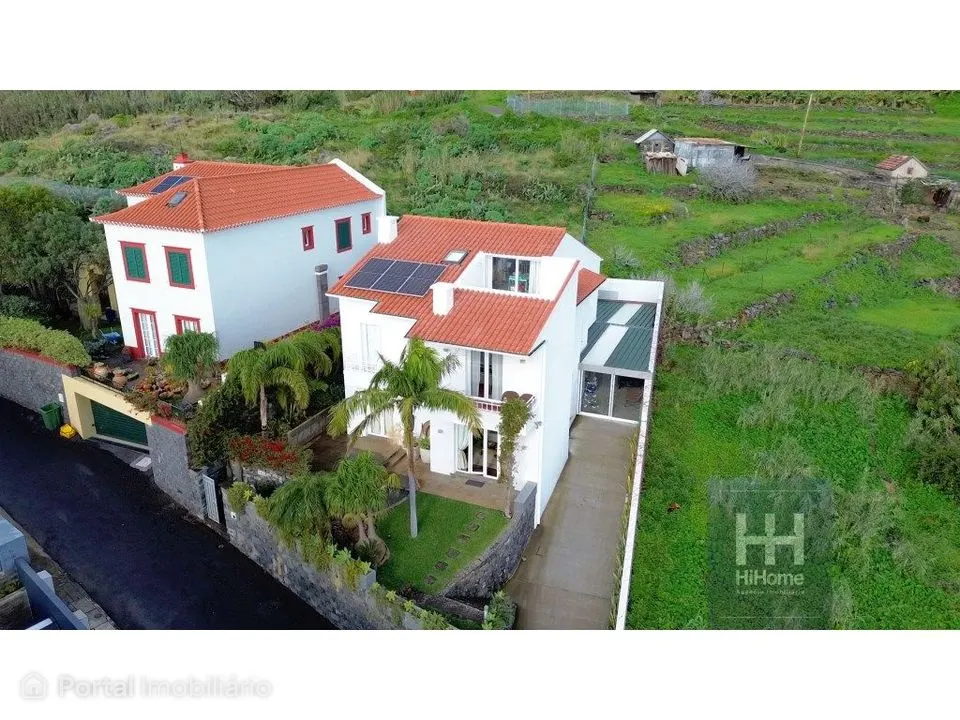 Moradia T4 unifamiliar no Caniço de Baixo