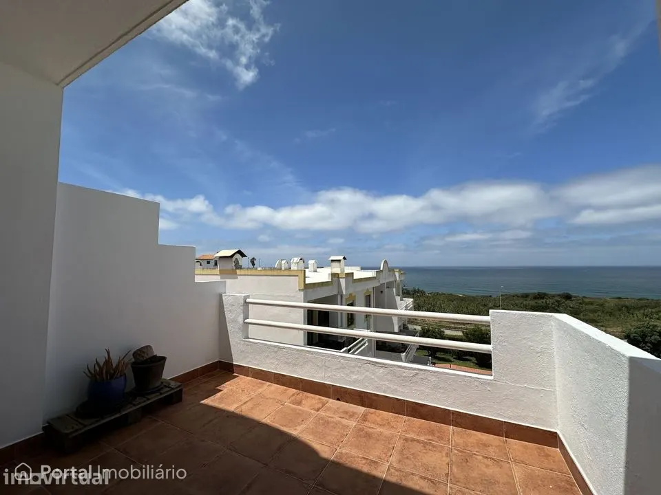 Apartamento T2 totalmente renovado com vista mar em primeira linha