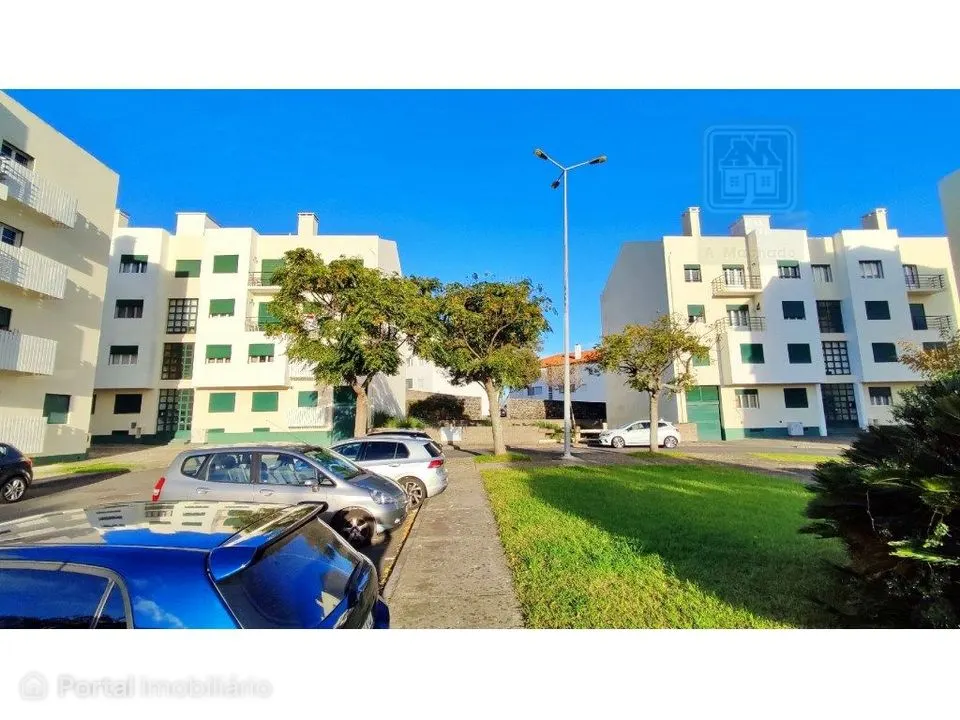 VENDA de ARRECADAÇÃO na cidade de Ponta Delgada, Ilha de São Miguel...