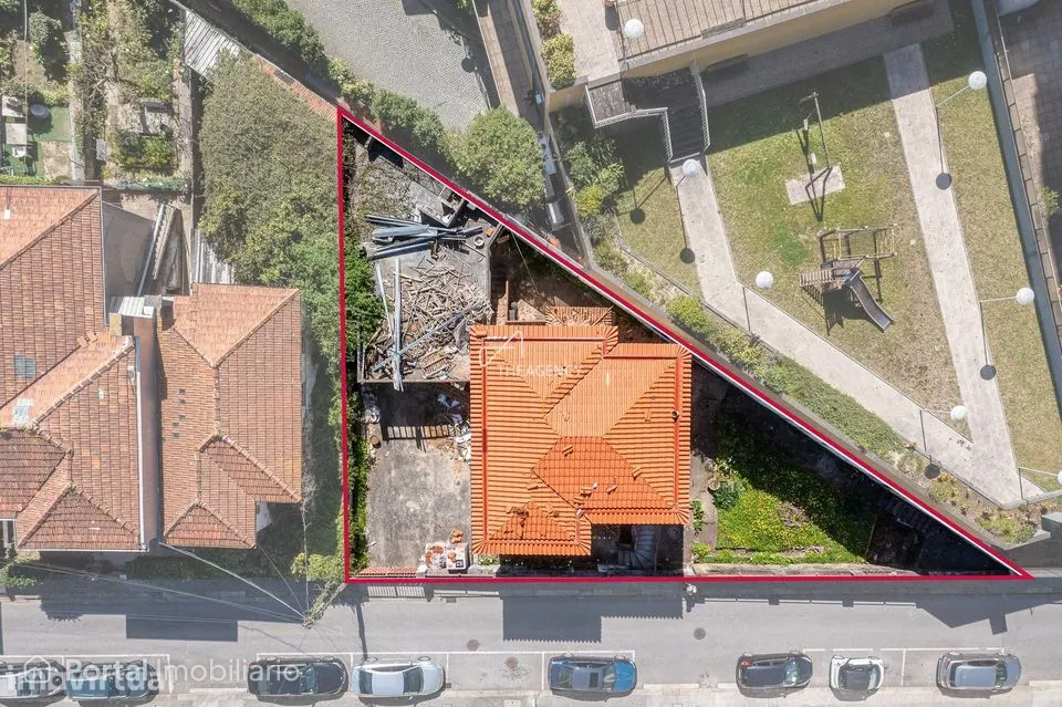 Moradia isolada para reabilitação em Gaia junto ao Corte Inglês