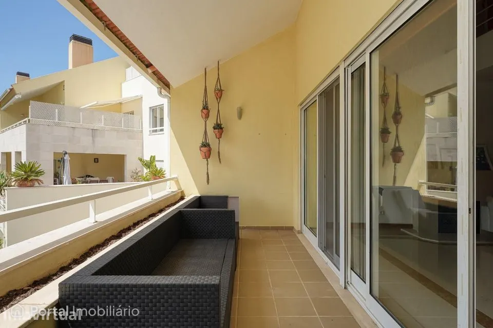 T3 Duplex com Mezanine e Terraço em Condomínio com Piscina | Bicesse