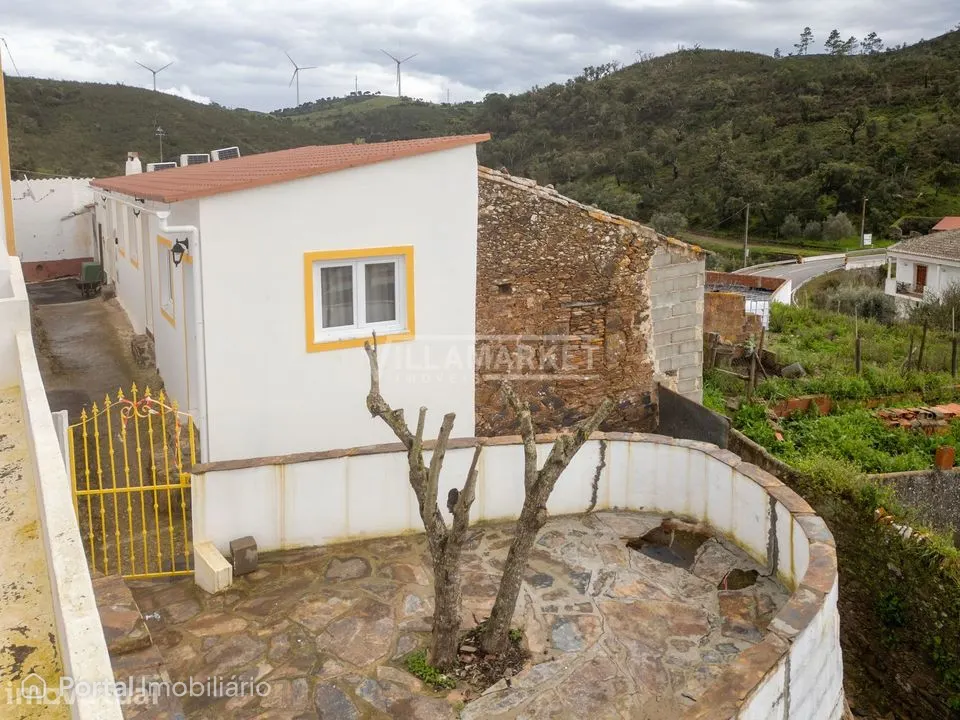 Edifício térreo composto por 3 moradias, 1 T1 e 2 T0 situado no centr