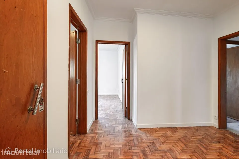 Apartamento T2 Remodelado | Amoreira, Alcabideche