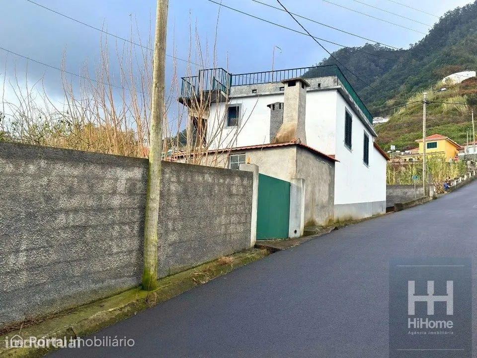 Prédio misto com moradia unifamiliar e terreno no Faial - Santana