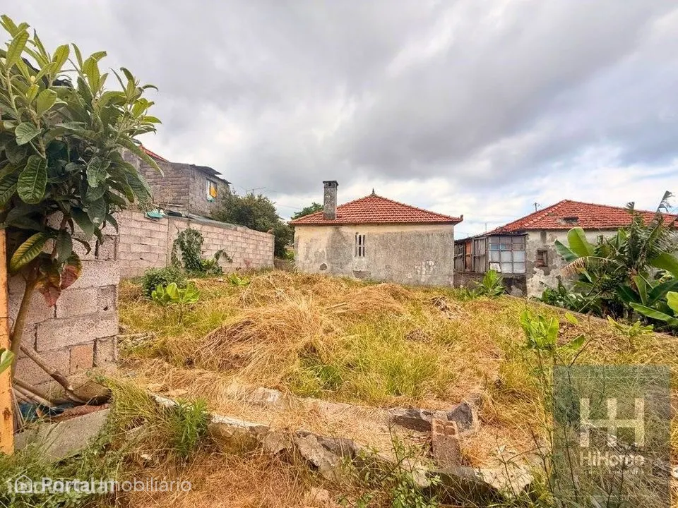 Terreno de 614 m² com Duas Moradias e Rentabilidade - Livramento