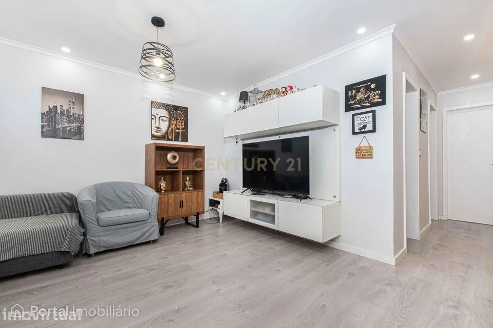 2-bedroom apartment for sale in Santo António dos Cavaleiros e Frielas