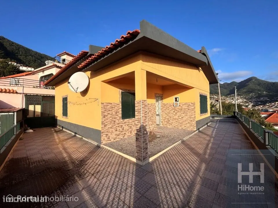 Moradia T2 com vista mar e cidade de Machico e terreno para cultivo
