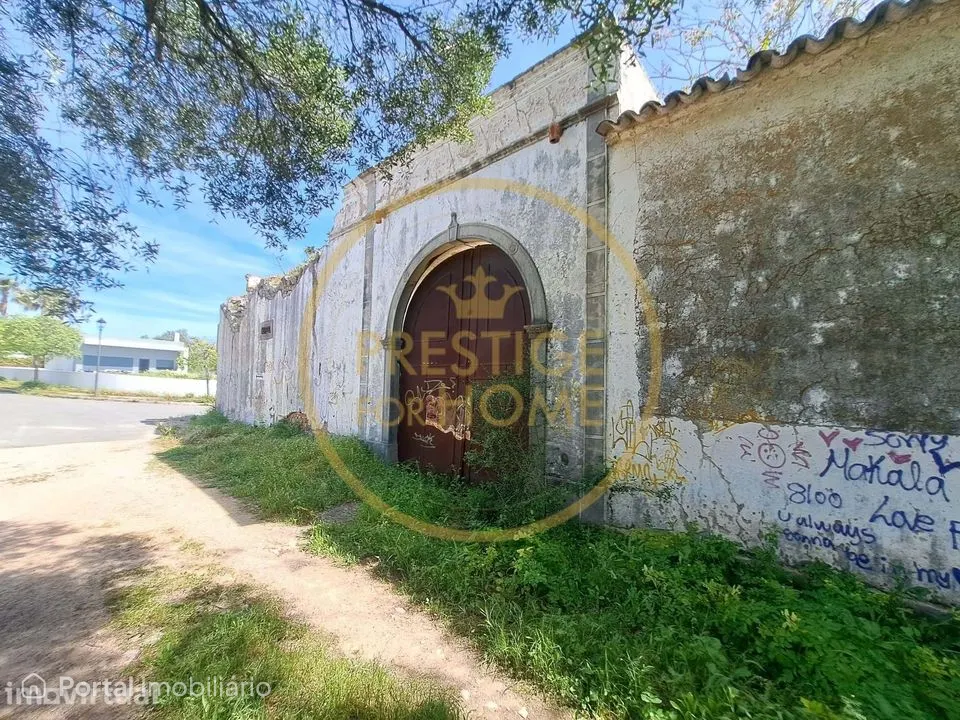Quinta com cerca de 3979 m2 com área de construção de cerca de 1600m2