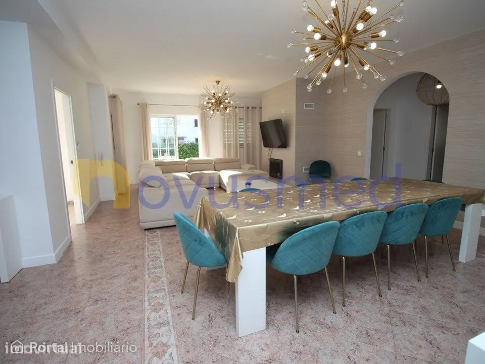 Moradia com 7 quartos, piscina, localizada no centro de Albufeira