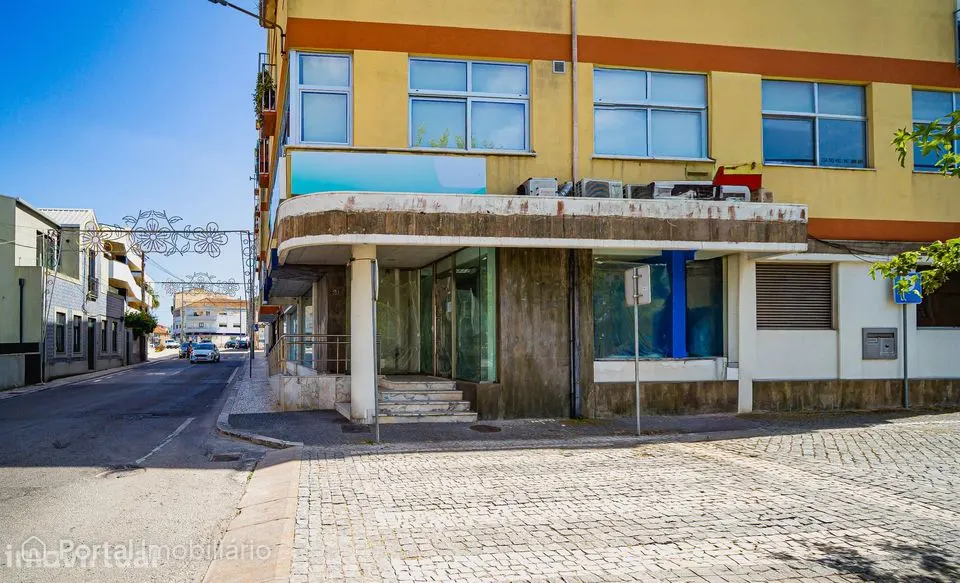 Loja com cave e com três montras no Centro de Vagos