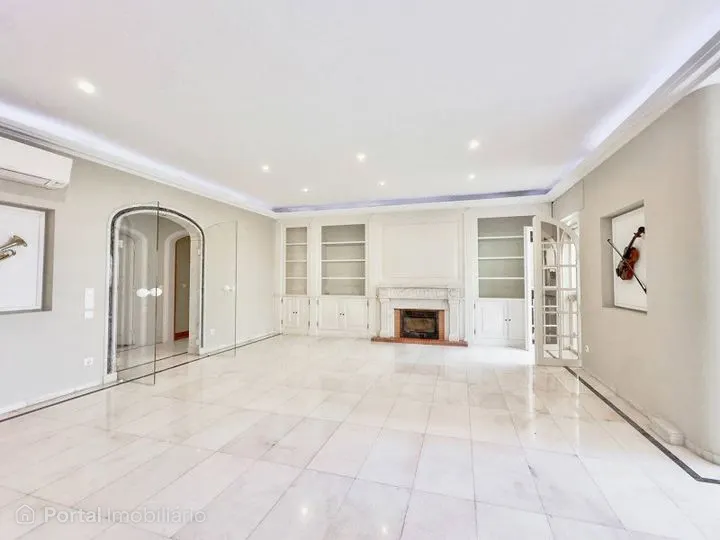 Apartamento T3 com vista mar, garagem e terraço em Cascais