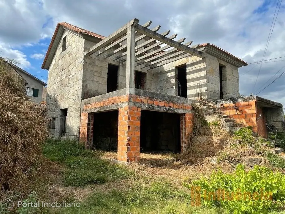 Moradia em construção, com dois pisos e sótão, de tipologia T3+1