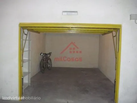 Garage for rent in Santa Maria, São Pedro e Matacães