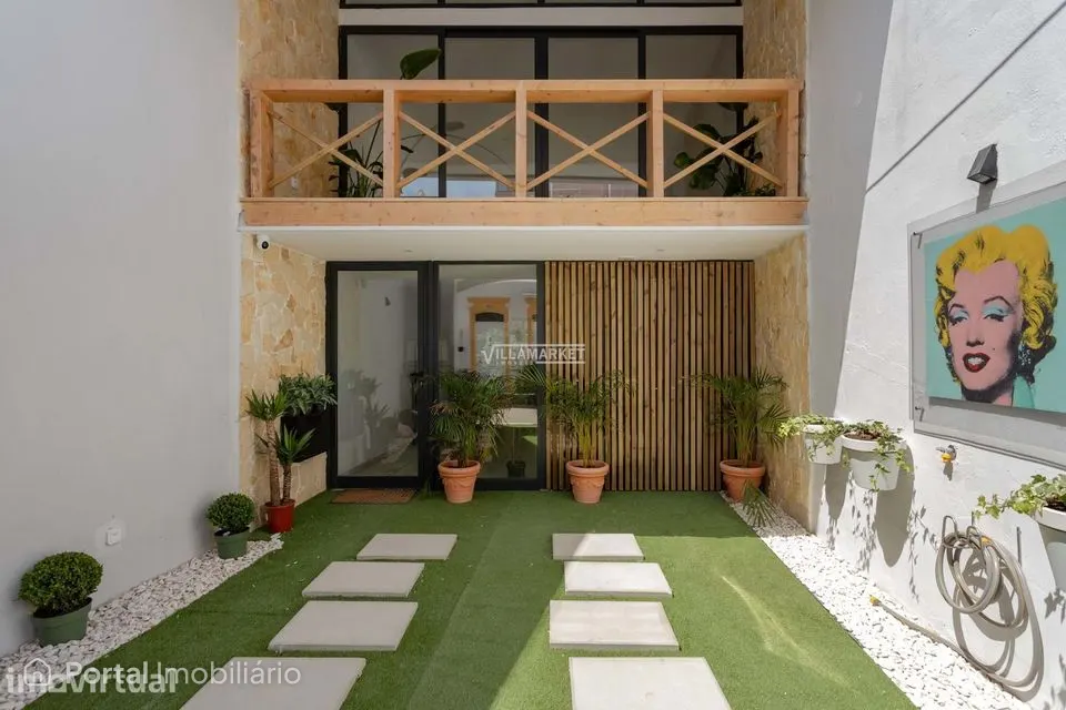 Prédio de tipo Loft de tipologia T1 com terraço e estacionamento situa