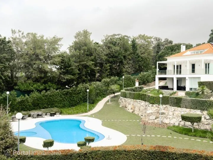 Apartamento T5 situado numa das zonas mais discretas e prestigiadas do concelho de Cascais