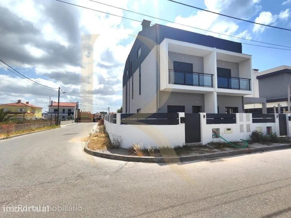 Moradia nova geminada T4 triplex
