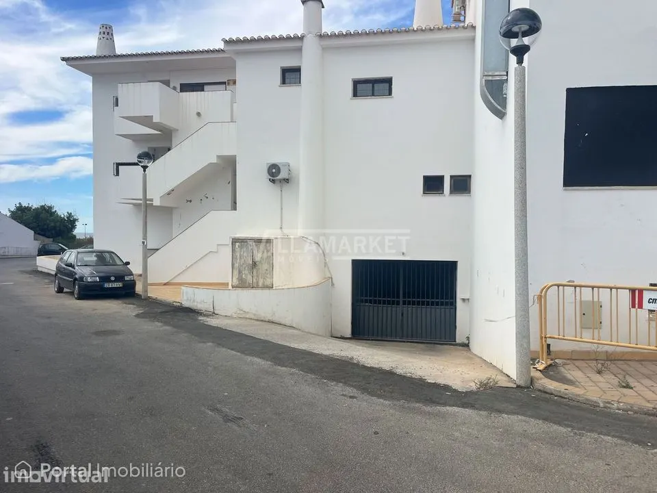 Garagem de tipo box fechada com 21 m2 inserida na cave do Edifico Cris