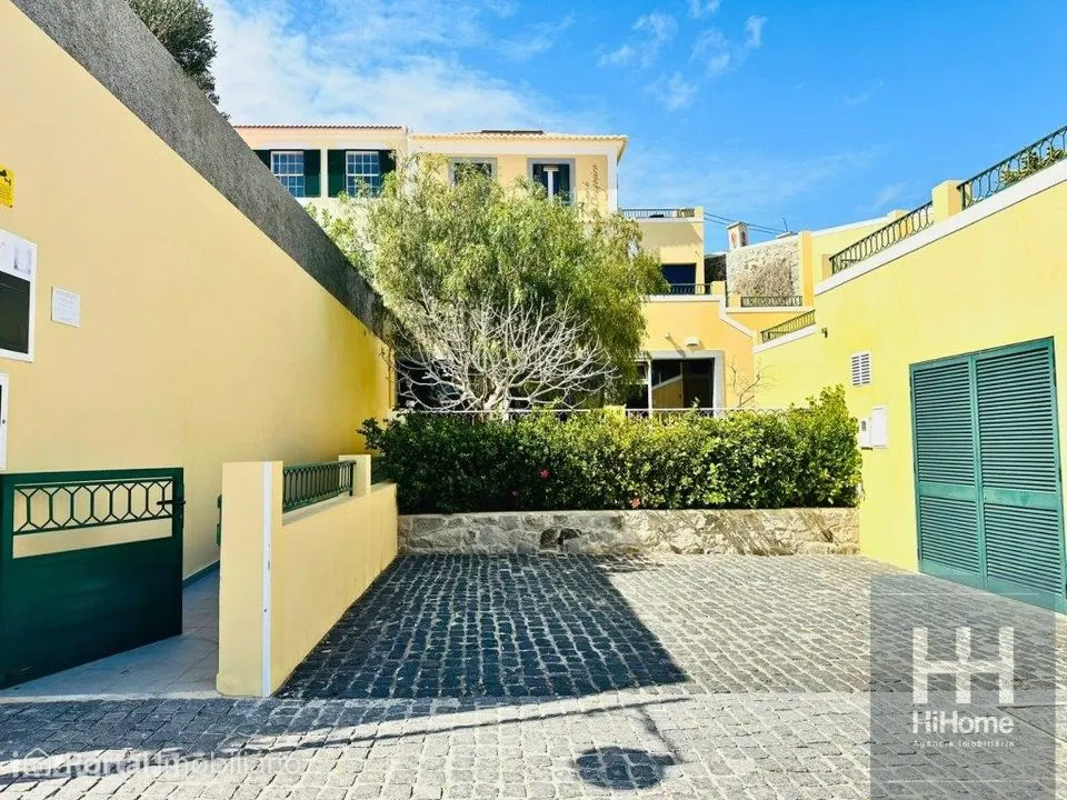 Prédio com comércio e habitação na Vila Baleira, Porto Santo