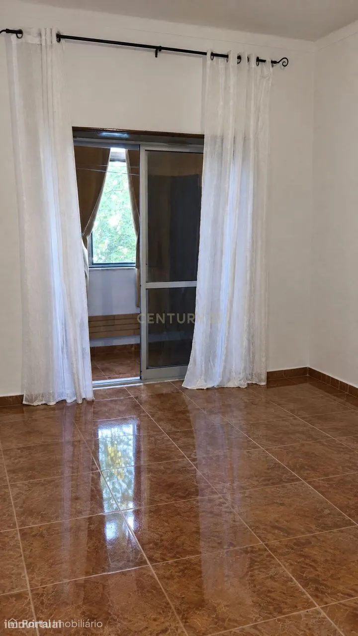 Apartamento T2 em Alcochete com Luz Natural e Boa Localização
